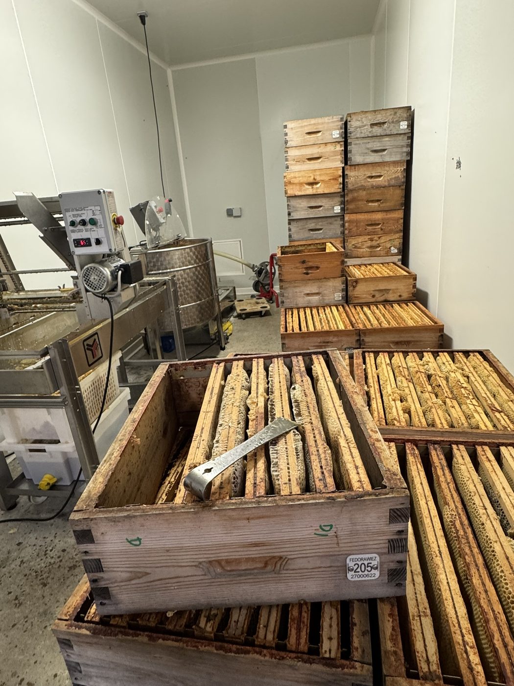 Hausse posée sur une ruche, cadres pleins de miel